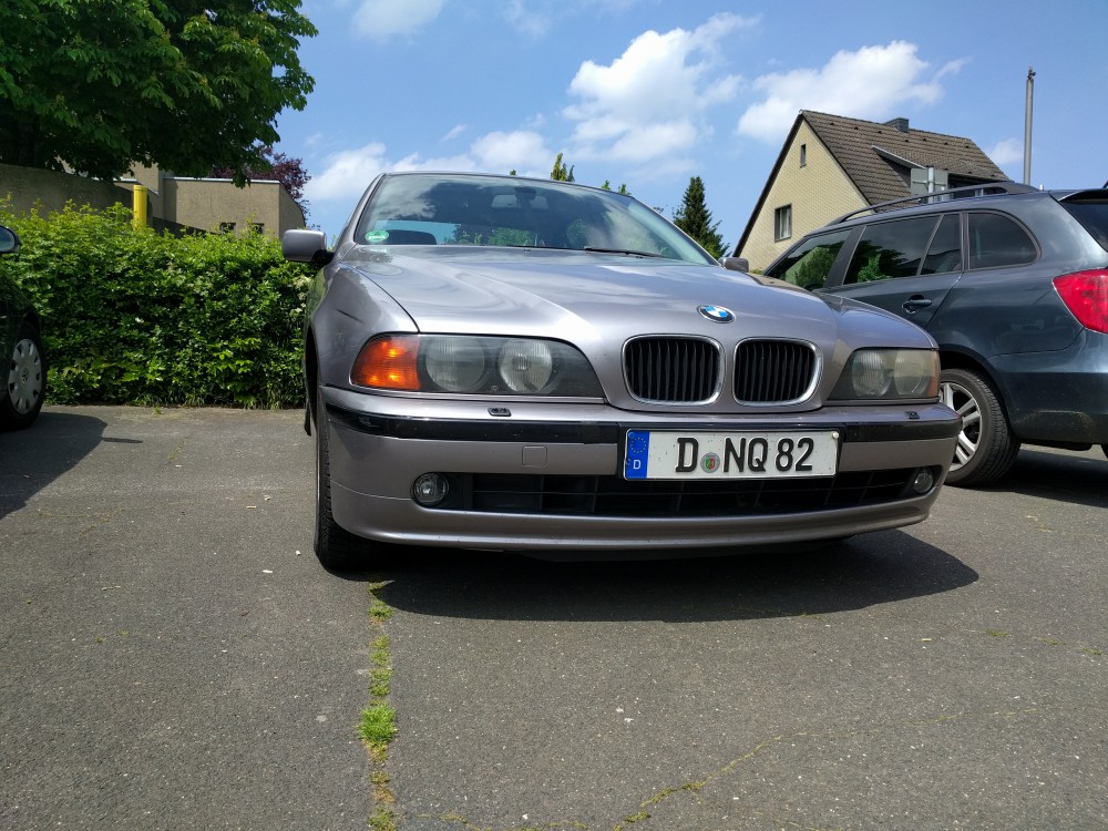 BMW E39 523i Goes For a Drive 