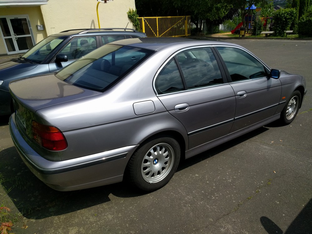 BMW E39 523i Goes For a Drive 